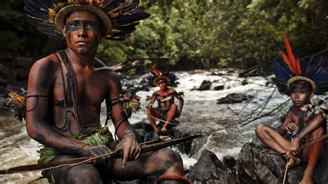 Foresta Amazzonica con tribù indigena