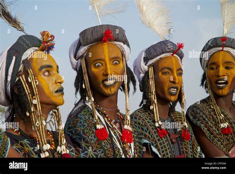 Gruppo di uomini Wodaabe durante un concorso di bellezza