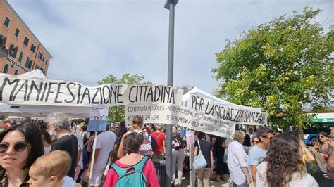 Manifestazione di cittadini per i servizi comunali
