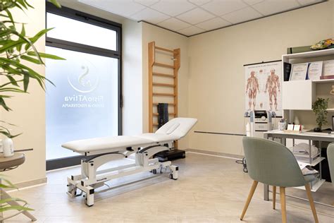 Interno di uno studio fisioterapico moderno e attrezzato