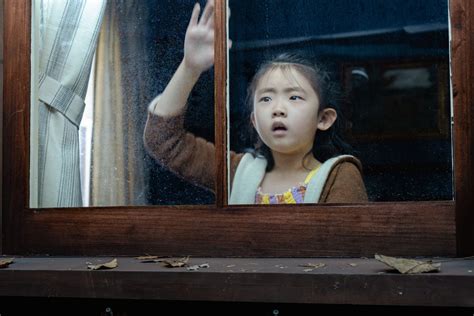 bambini vestiti da streghe e fantasmi che bussano a una porta