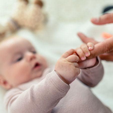 Bambino che osserva un neonato