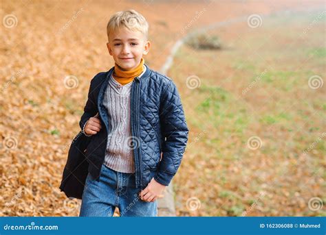 bambino che indossa abiti canguro