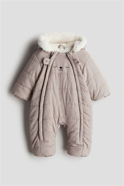 bambino in tutina canguro