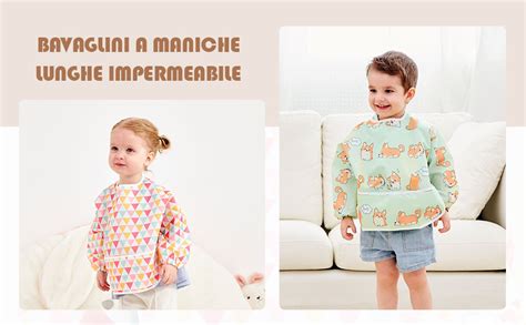 Bambino che mangia con bavaglino a maniche lunghe