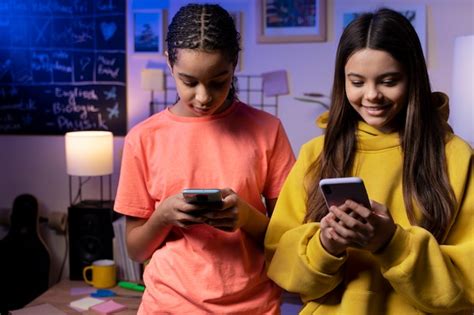 Adolescenti che scrivono messaggi sui cellulari