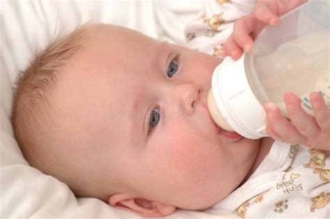 bambino che succhia tettarella biberon