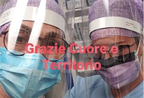 medici e ostetriche con mascherine e visiere