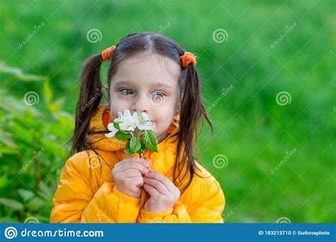 Bambina che sorride con un fiore