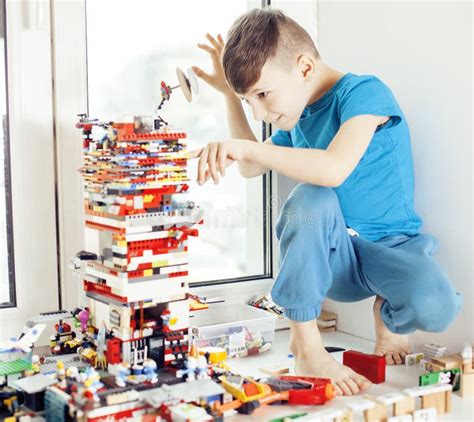 bambino che gioca con i LEGO