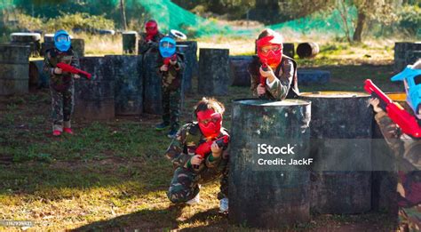 bambini che giocano a paintball