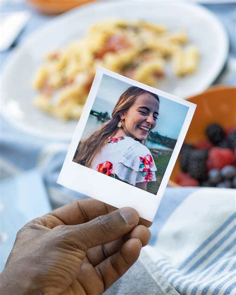 adolescente che usa una polaroid