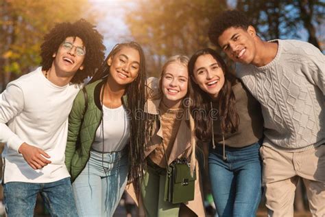 gruppo di adolescenti felici all'aperto
