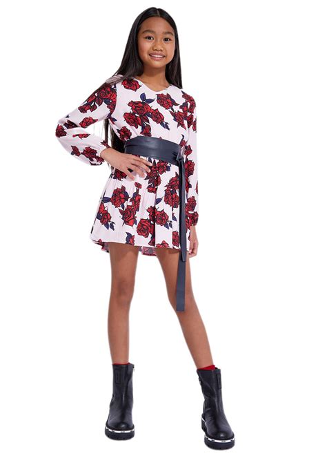 bambina che indossa shorts lulù con stampa floreale