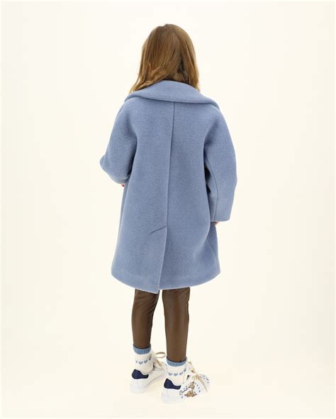 bambina con cappotto celeste lulù