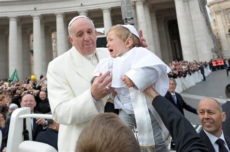 Bambino vestito da Papa con Papa Francesco