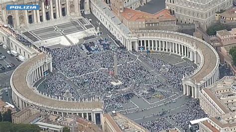 Piazza San Pietro gremita di fedeli con costumi carnevaleschi