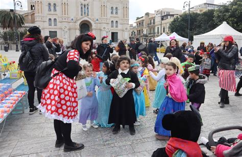 Bambini con maschere di Carnevale in una piazza