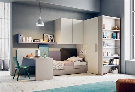 immagine di una cameretta luminosa e accogliente con giocattoli e libri