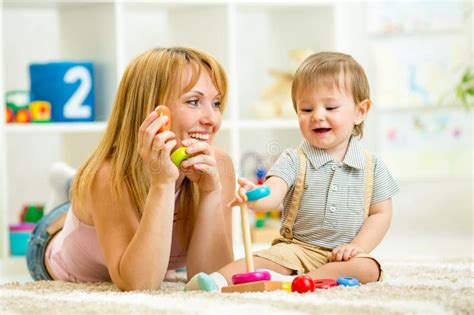 immagine di un bambino che gioca a cucù con un genitore