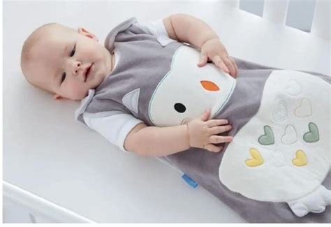Bambino che dorme sereno in un sacco nanna colorato