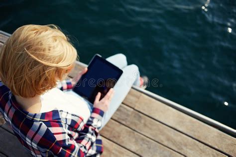 Donna che consulta informazioni su un tablet