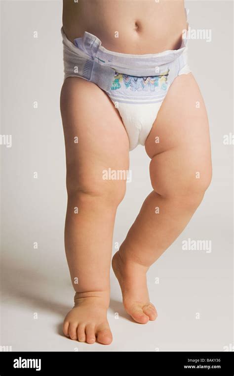 Bambino che indossa un pannolino Huggies
