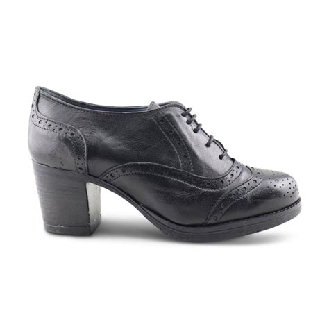 Evoluzione delle scarpe francesine da uomo a donna