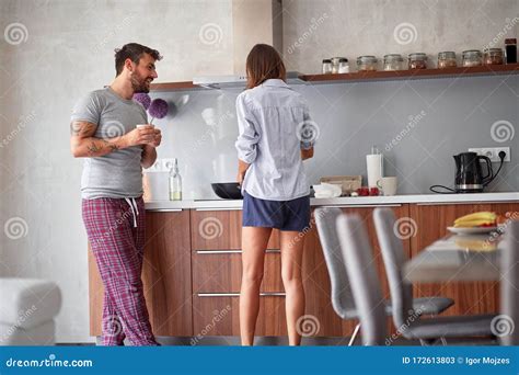 coppia che parla in cucina