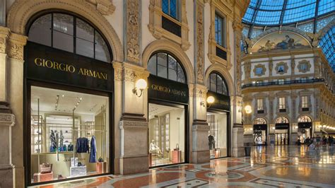 uomo e donna in un negozio di lingerie