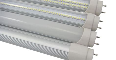 Tubi neon e tubi LED affiancati