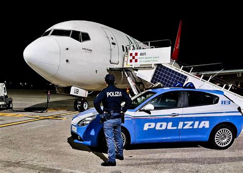 Donna che viene fermata dalla polizia in aeroporto