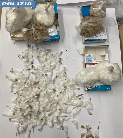 Bilancia di precisione con dosi di cocaina ed eroina