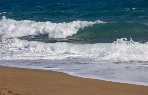 onde del mare che si infrangono sulla riva