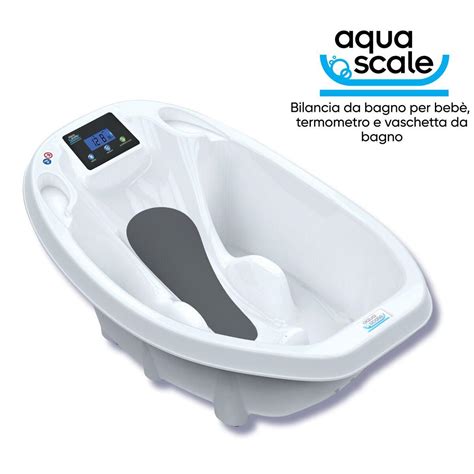 neonato che fa il bagno in una vaschetta ergonomica