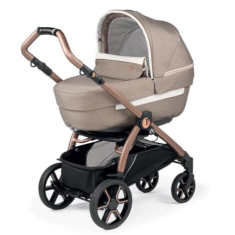 Dettaglio della carrozzina Peg Perego con capottina e sistema di aerazione