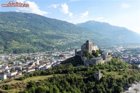 Veduta di un centro storico con edifici antichi