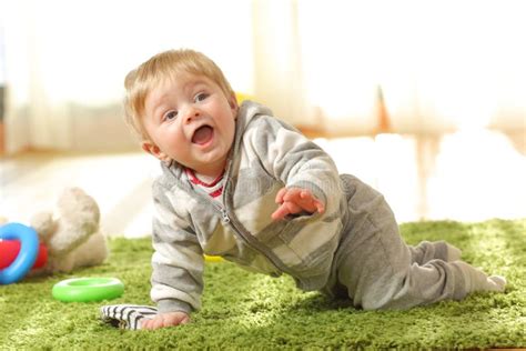 Bambino che gioca su un tappeto morbido