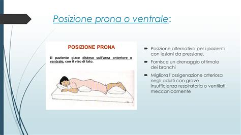 Bambino in posizione prona che guarda un oggetto