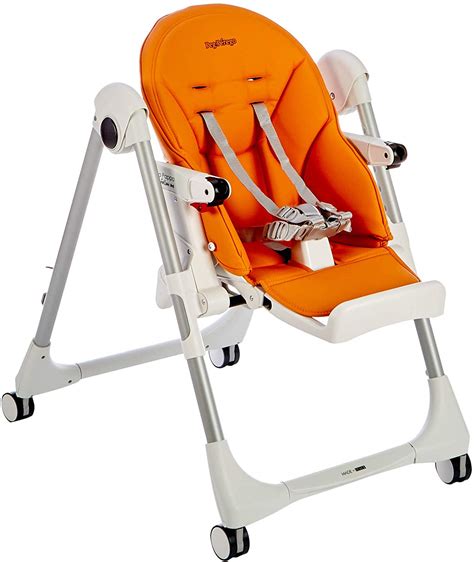 bambino seduto in un seggiolone Peg Perego con cinture di sicurezza
