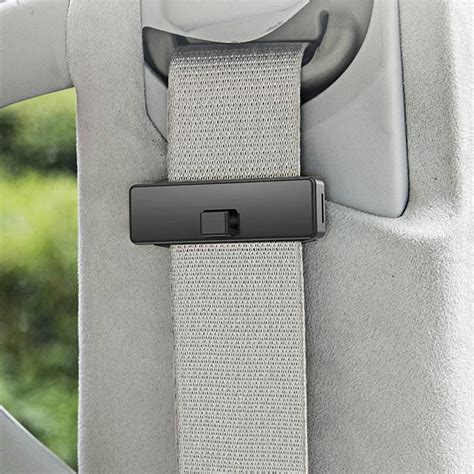 dettaglio di una cintura di sicurezza per seggiolone con fibbia di aggancio
