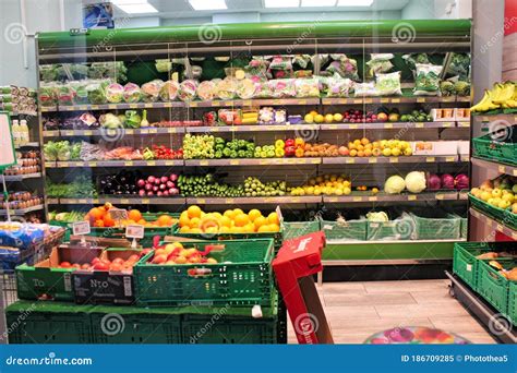 Immagine di un supermercato con scaffali di verdura