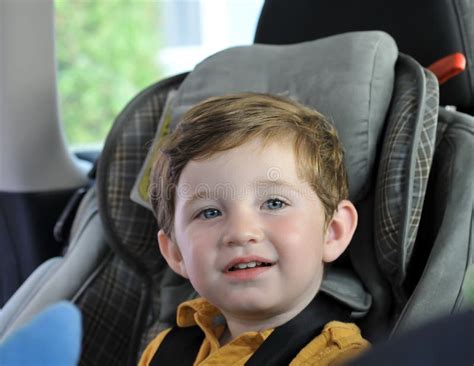 Bambino seduto in un seggiolino auto