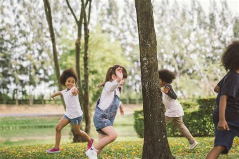 Bambini che giocano in un parco a New York
