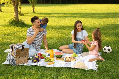 Famiglia che fa un picnic in un parco