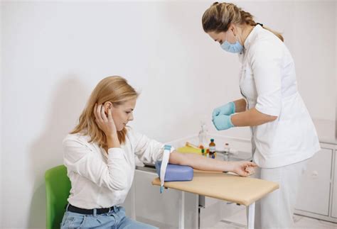 Personale medico che esegue un prelievo di sangue