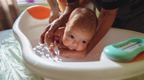 Bambino felice durante il bagnetto