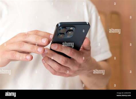 Uomo che utilizza uno smartphone per chiamare l'INPS