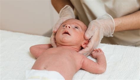 Neonato che muove la testa a ritmo di musica