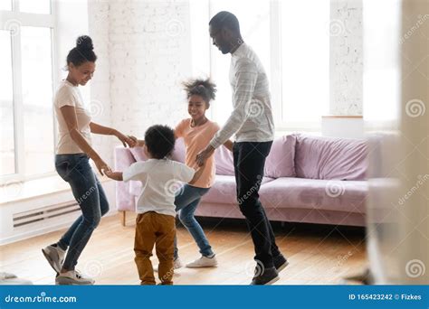 Bambini che ballano insieme con gioia